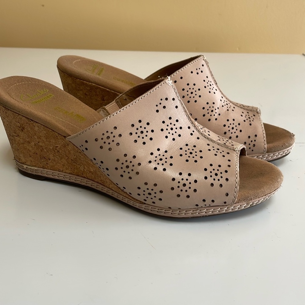 Clarks Collection cork/leather open toe wedges, womens size 7 M, beige